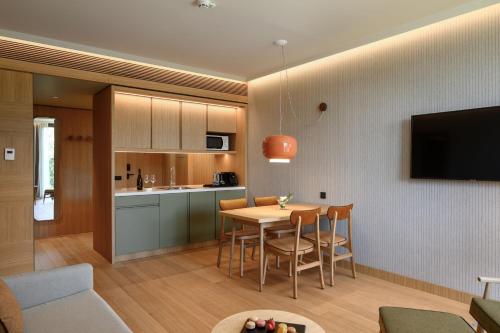 Suite Business de 1 dormitorio con cama extragrande del hotel Four Points By Sheraton Ljubljana Mons. Foto 3