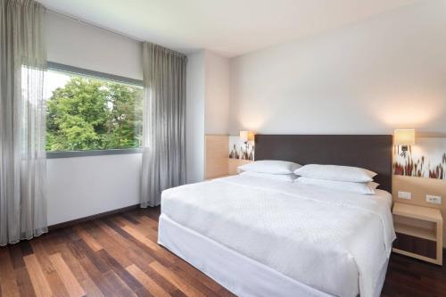 Suite Executive con cama extragrande del hotel Four Points By Sheraton Ljubljana Mons. Foto 1