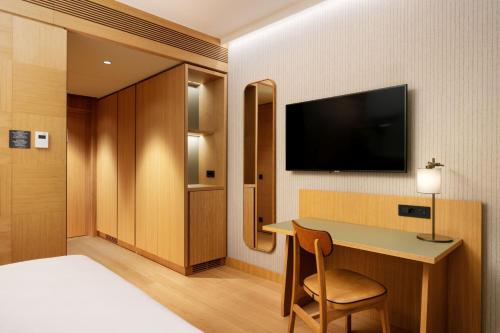 Habitación Deluxe con cama extragrande del hotel Four Points By Sheraton Ljubljana Mons. Foto 2