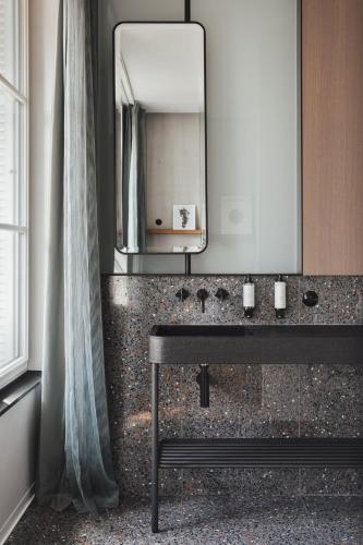 Habitación Doble Deluxe con balcón del hotel National Des Arts Et Métiers. Foto 2