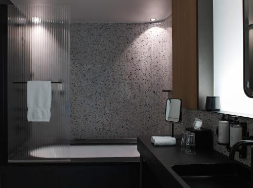 Suite con cama extragrande del hotel National Des Arts Et Métiers