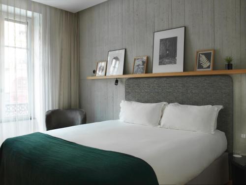 Suite con cama extragrande del hotel National Des Arts Et Métiers. Foto 1