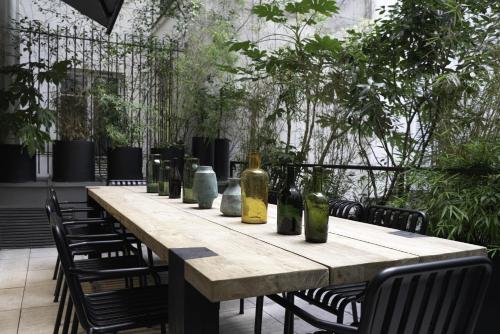 Suite con cama extragrande del hotel National Des Arts Et Métiers. Foto 2