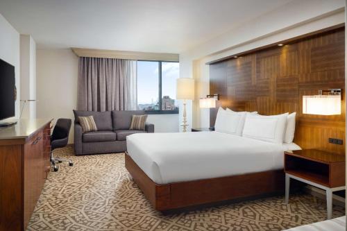 Suite Estudio Esquinera con cama extragrande, sofá cama y vistas a la ciudad del hotel Hilton New York Times Square. Foto 2