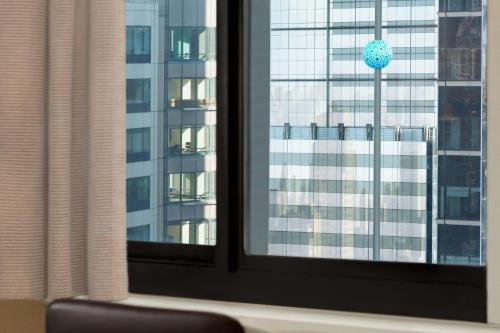 Habitación con bañera y vistas a Times Square - 2 camas grandes - Adaptada para personas con movilidad reducida del hotel Hilton New York Times Square. Foto 1