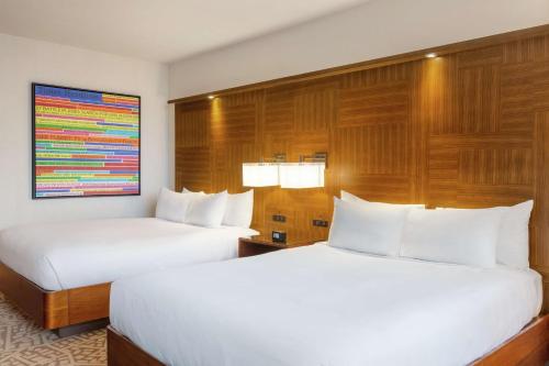 Habitación con bañera y vistas a Times Square - 2 camas grandes - Adaptada para personas con movilidad reducida del hotel Hilton New York Times Square. Foto 3