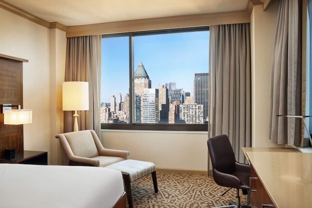 Habitación, 1 cama de matrimonio grande, en esquina (Times Square View, High Floor) del hotel Hilton New York Times Square. Foto 1