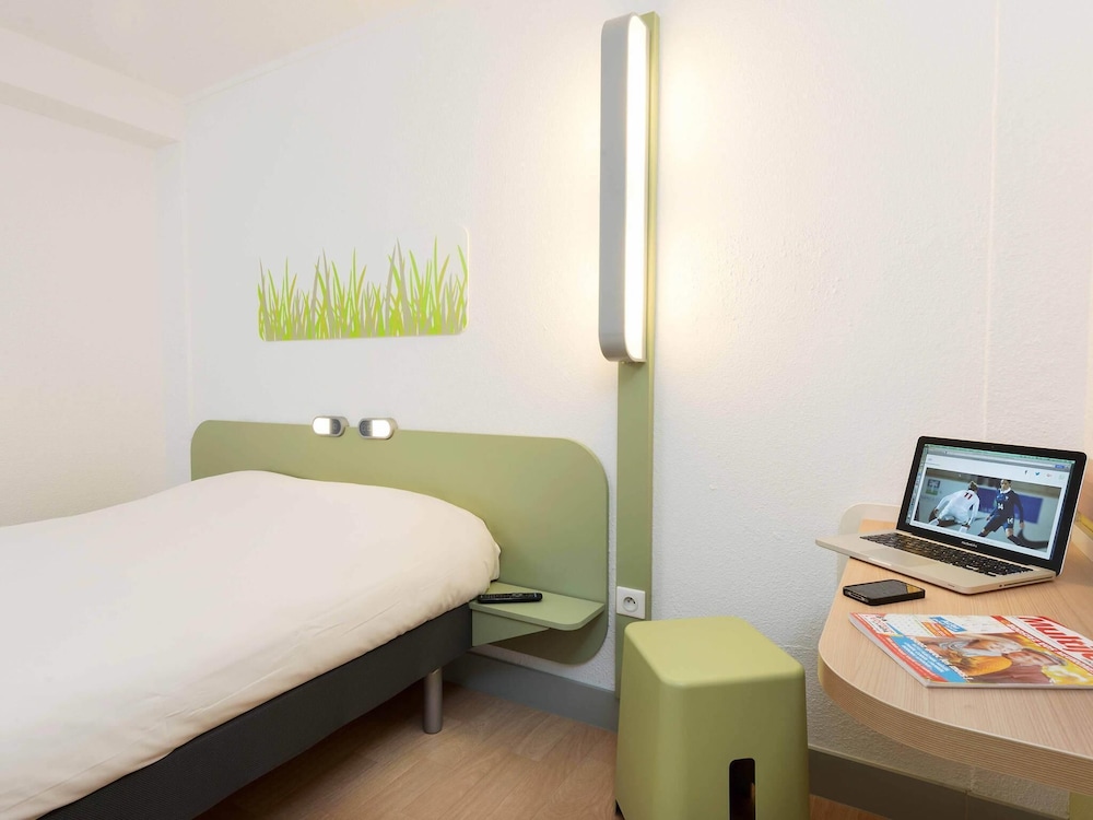 Habitación doble con cama de gran tamaño del hotel Ibis Budget Béziers Est La Giniesse. Foto 1