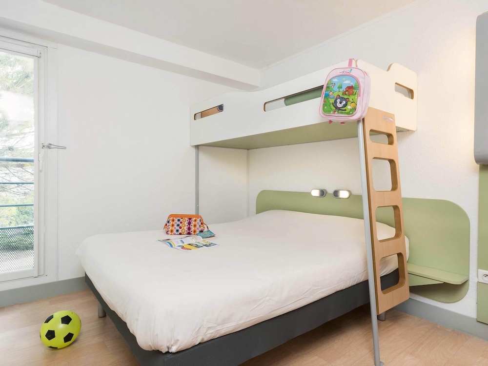 Habitación triple con amplia cama doble y litera del hotel Ibis Budget Béziers Est La Giniesse