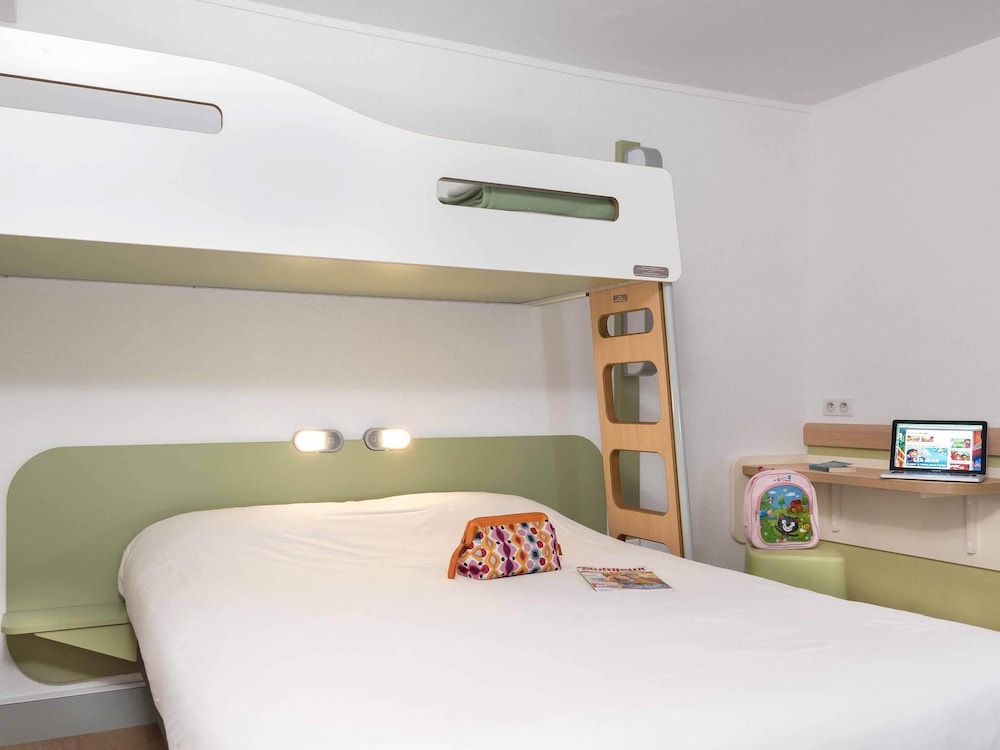 Habitación triple con amplia cama doble y litera del hotel Ibis Budget Béziers Est La Giniesse. Foto 1