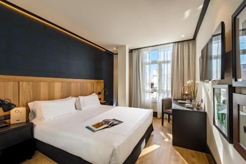 Habitación Doble Estándar con vistas - 1 o 2 camas del hotel H10 Puerta De Alcalá. Foto 5
