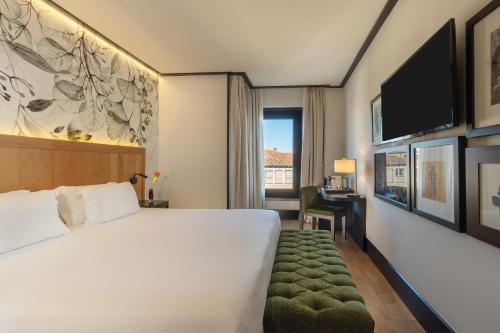 Habitación Doble Estándar con vistas - 1 o 2 camas del hotel H10 Puerta De Alcalá. Foto 6