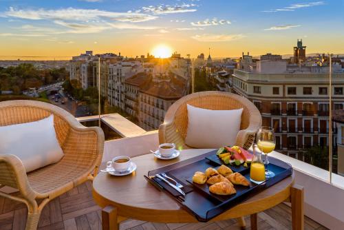 Habitación Doble con terraza del hotel H10 Puerta De Alcalá. Foto 1