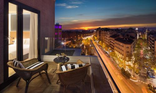 Habitación Doble con terraza del hotel H10 Puerta De Alcalá. Foto 2