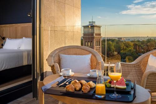 Habitación Doble con terraza del hotel H10 Puerta De Alcalá. Foto 3