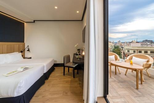 Habitación Doble con terraza del hotel H10 Puerta De Alcalá. Foto 4