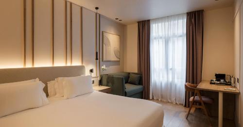 Habitación Superior del hotel H10 Puerta De Alcalá. Foto 1