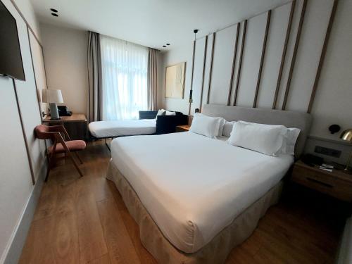 Habitación Superior del hotel H10 Puerta De Alcalá. Foto 2