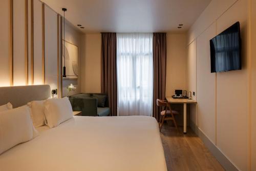 Habitación Superior del hotel H10 Puerta De Alcalá. Foto 9