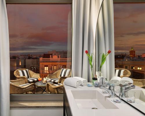 Habitación Doble Deluxe con terraza del hotel H10 Puerta De Alcalá. Foto 1