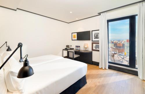 Habitación Doble Deluxe con terraza del hotel H10 Puerta De Alcalá. Foto 2
