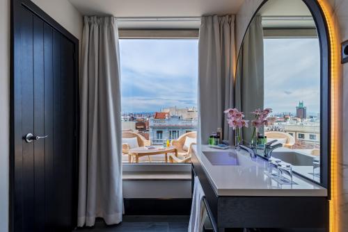 Habitación Doble Deluxe con terraza del hotel H10 Puerta De Alcalá. Foto 5