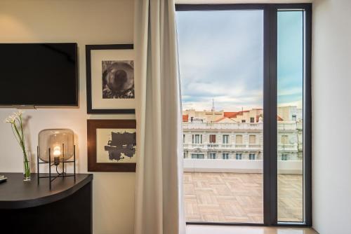 Habitación Doble Deluxe con terraza del hotel H10 Puerta De Alcalá. Foto 6