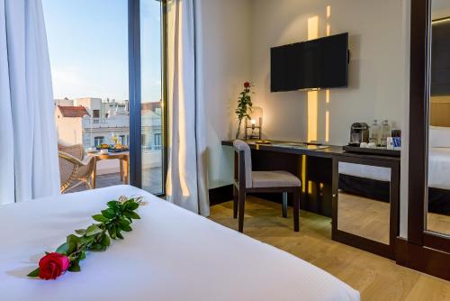 Habitación Doble Deluxe con terraza del hotel H10 Puerta De Alcalá. Foto 7