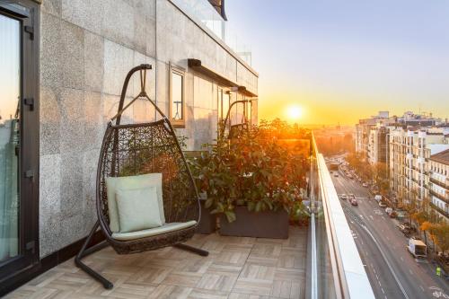 Habitación Doble Deluxe con terraza del hotel H10 Puerta De Alcalá. Foto 8
