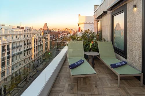 Habitación Doble Deluxe con terraza del hotel H10 Puerta De Alcalá. Foto 9