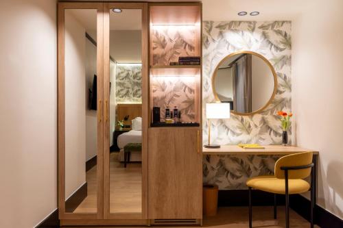 Habitación Doble Deluxe con terraza del hotel H10 Puerta De Alcalá. Foto 10