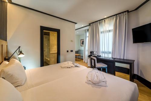 Habitación Cuádruple Deluxe del hotel H10 Puerta De Alcalá. Foto 1