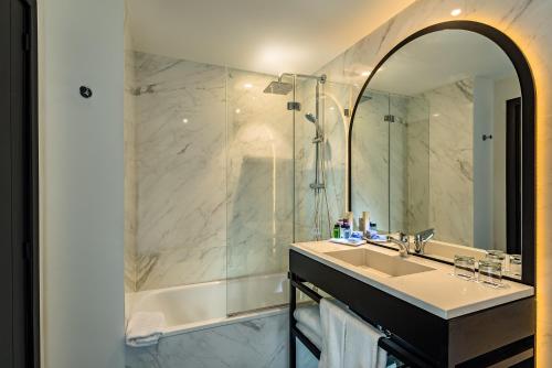 Habitación Cuádruple Deluxe del hotel H10 Puerta De Alcalá. Foto 3