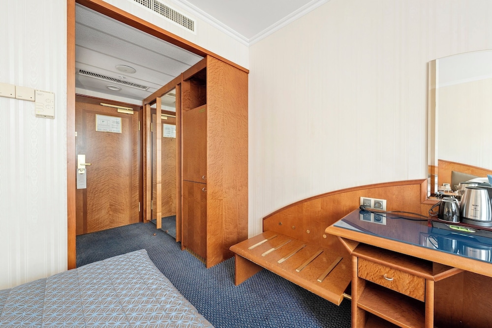 Habitación superior, 1 cama de matrimonio grande del hotel Panorama Prague. Foto 2