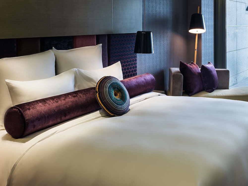 Habitación de categoría superior con una cama King Size del hotel Pullman Nanjing Lukou Airport. Foto 2