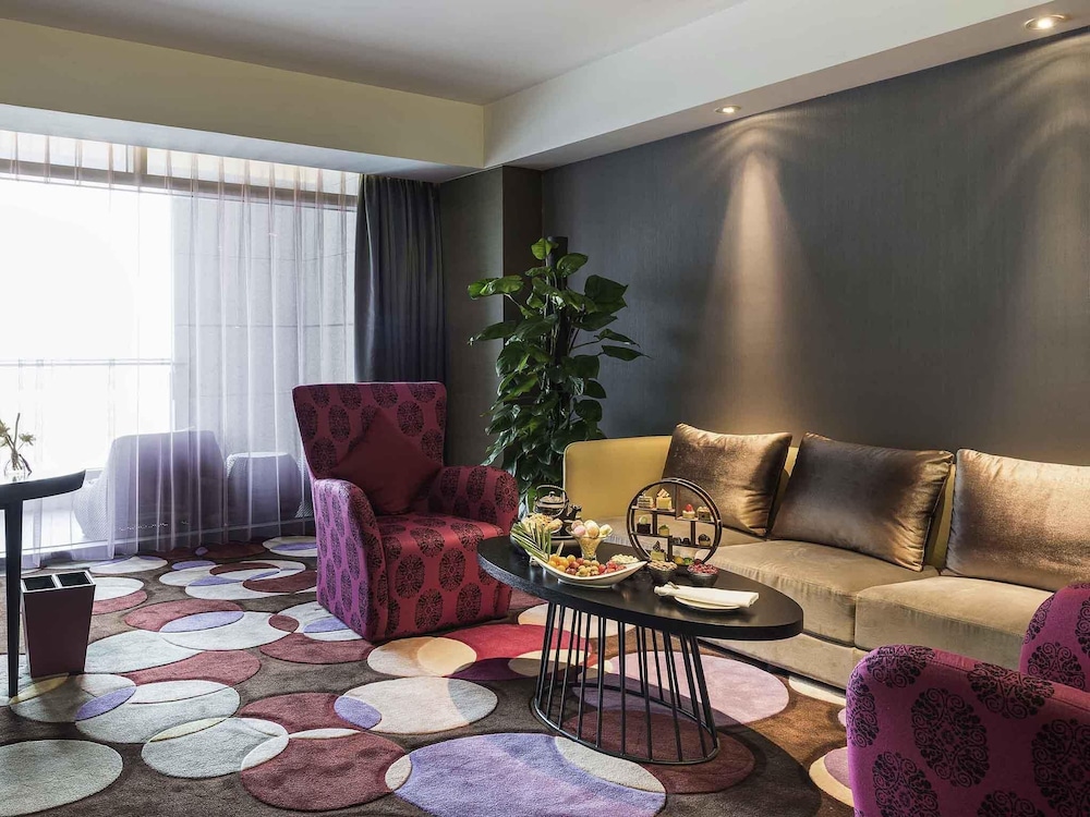Suite con 1 cama king size del hotel Pullman Nanjing Lukou Airport. Foto 3
