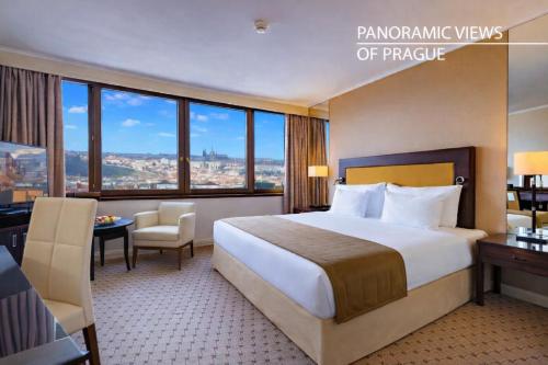 Habitación Superior con vistas panorámicas a la ciudad del hotel Grand Hotel Prague Towers - Czech Leading Hotels. Foto 3