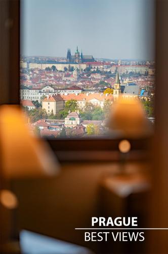 Habitación Superior con vistas al castillo de Praga del hotel Grand Hotel Prague Towers - Czech Leading Hotels. Foto 2