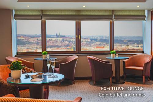 Habitación Executive con vistas panorámicas a la ciudad y acceso al salón executive del hotel Grand Hotel Prague Towers - Czech Leading Hotels. Foto 3