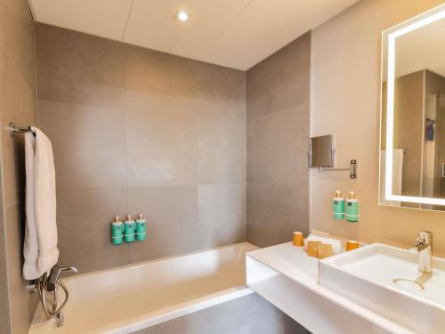 Suite Superior con 2 camas individuales del hotel Novotel Suites Colmar Centre. Foto 1