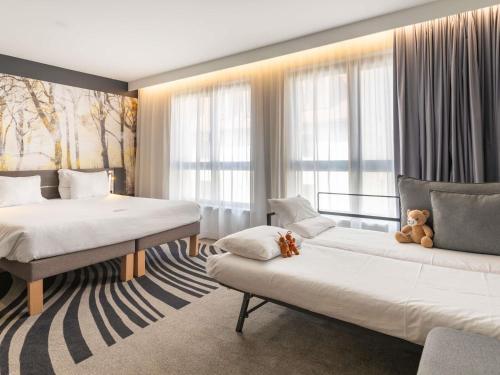 Suite Superior con cama grande y sofá cama del hotel Novotel Suites Colmar Centre. Foto 1