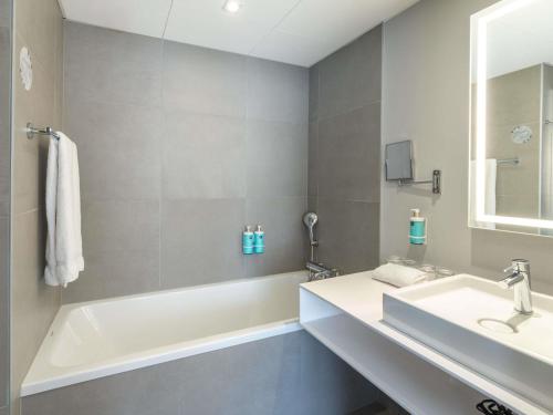 Suite Superior con cama grande y sofá cama del hotel Novotel Suites Colmar Centre. Foto 2
