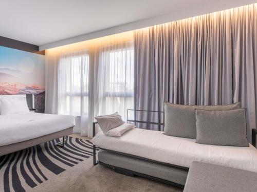 Suite Superior con cama grande y sofá cama del hotel Novotel Suites Colmar Centre. Foto 3