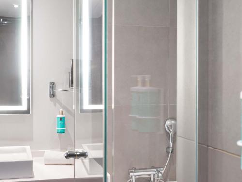 Suite Superior con 2 camas individuales del hotel Novotel Suites Colmar Centre. Foto 4