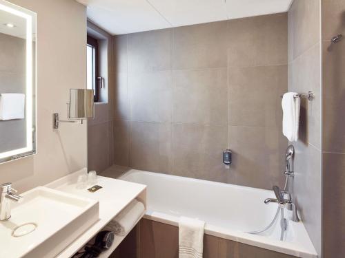 Suite Superior con 2 camas individuales del hotel Novotel Suites Colmar Centre. Foto 5