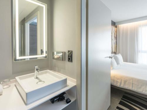 Suite Superior con sofá cama y 2 camas individuales del hotel Novotel Suites Colmar Centre. Foto 3
