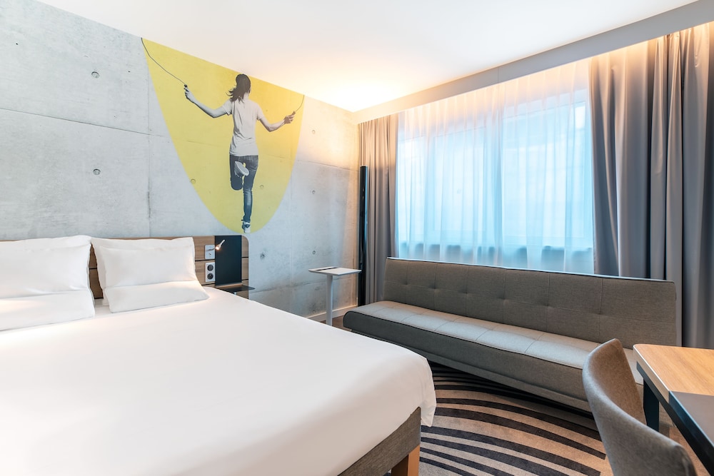 Habitación Superior Cómoda con 1 cama doble y sofá cama del hotel Novotel Wroclaw City. Foto 1