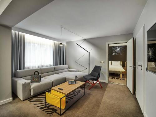 Apartamento funcional con dormitorio y salón separados del hotel Novotel Wroclaw City. Foto 1