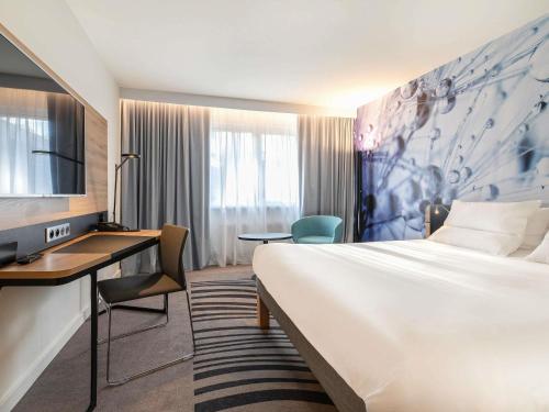 Habitación Superior con 1 cama doble del hotel Novotel Wroclaw City. Foto 1