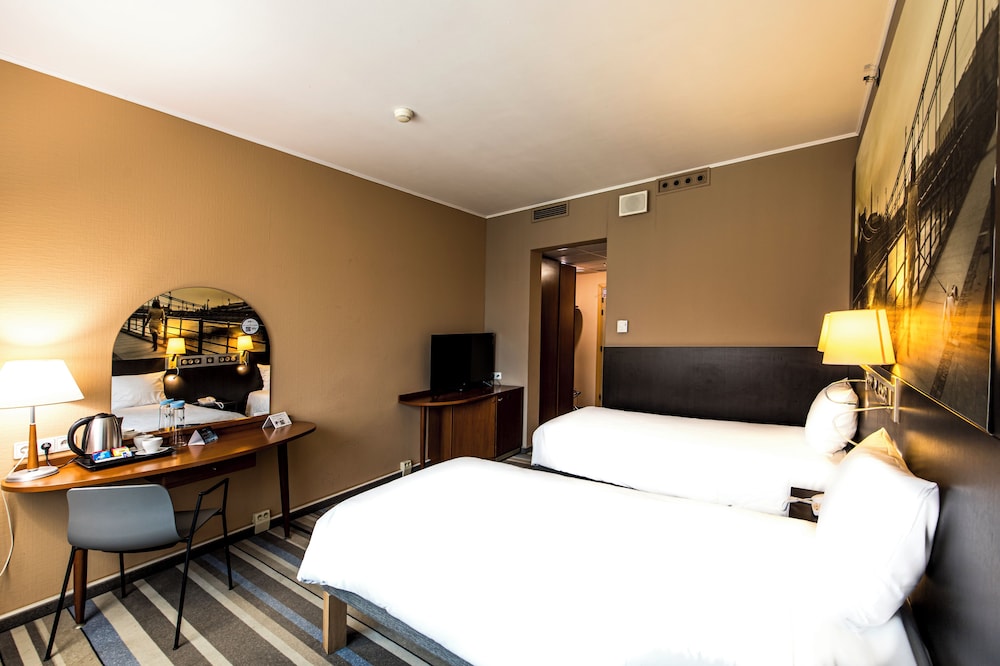 Habitación Clásica, dos camas individuales, vistas a la ciudad o a la catedral del hotel Mercure Wroclaw Centrum. Foto 2